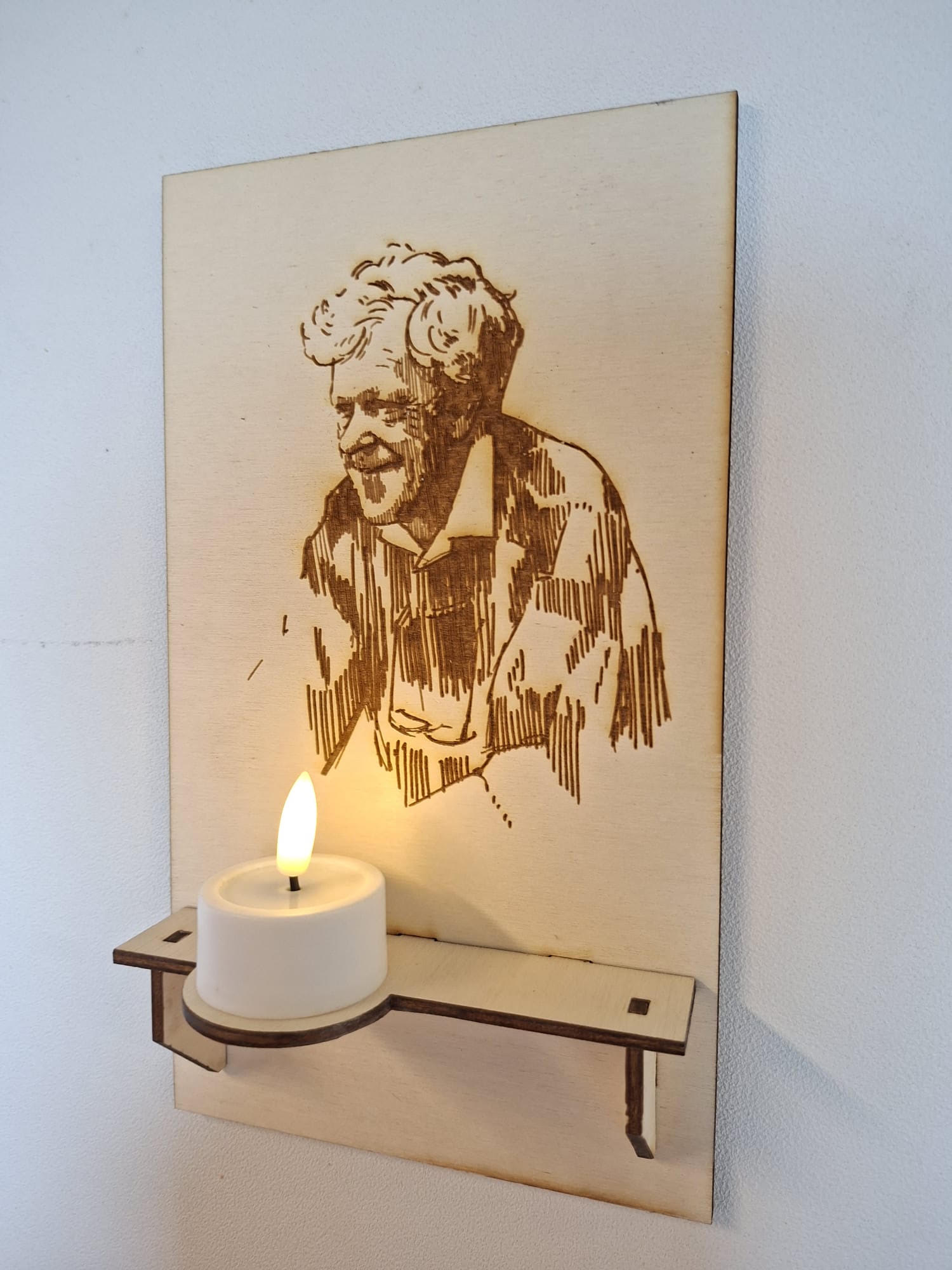 Houten gedenktekening met portret en kaars